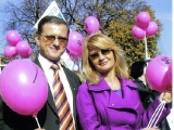 Przewodniczący Rady Miasta Nowego Sącza Artur Czernecki  z Majką Jeżowską podczas Marszu Różowej Wstążki